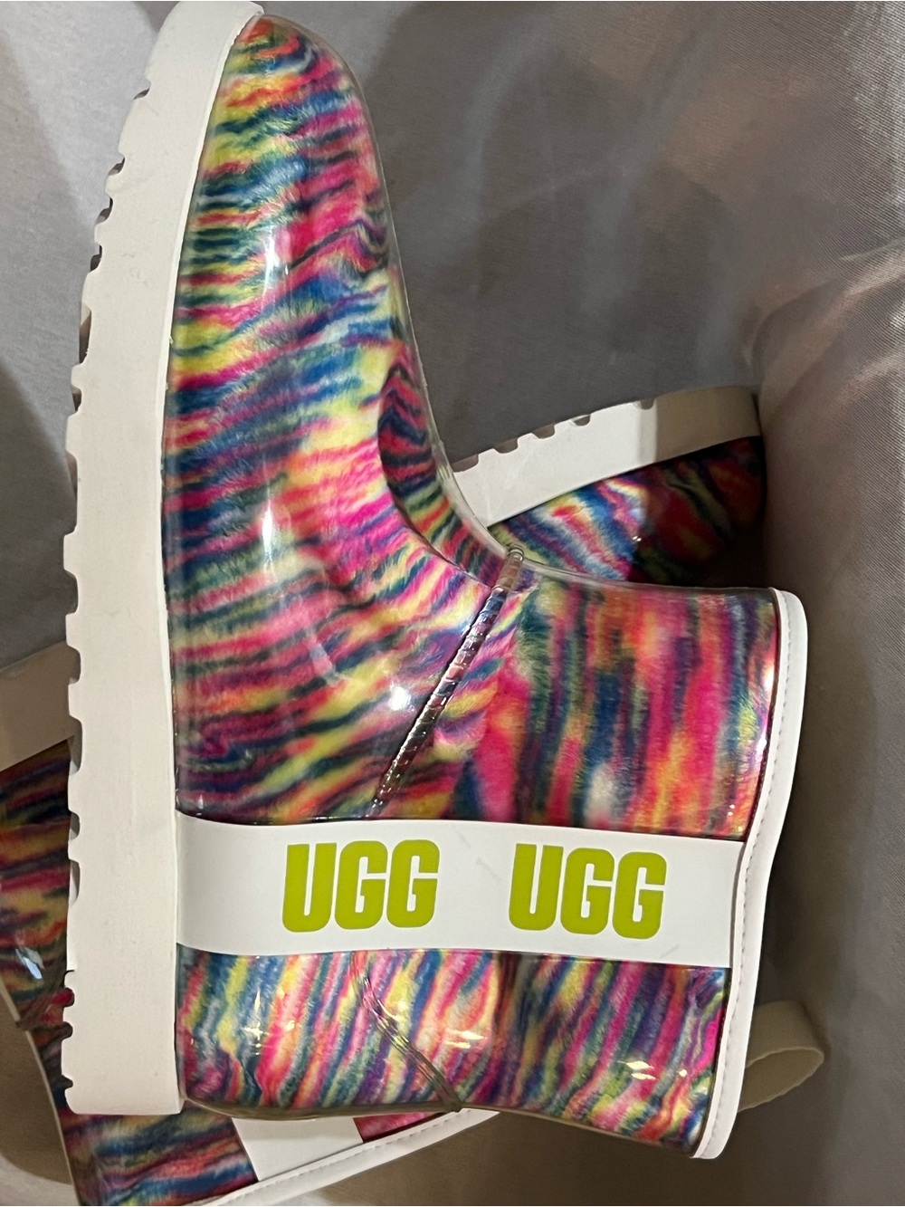 UGG Classic Clear Pixelate Mini Boot NWT size 10 - Picture 8 of 8